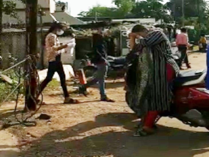 फोटो में दिख रही महिला एक छात्रा की मां हैं, आखिरी वक्त में यह बच्ची को लेकर सेंटर तक पहुंची पता ढूंढने में परेशानी हुई, जब सेंटर तक पहुंची तो इन्होंने राहत की सांस ली।