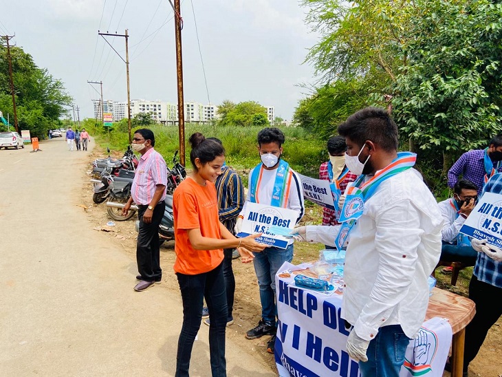 फोटो रायपुर के परीक्षा केंद्र के बाहर की है। एनएसयूआई के लोगों ने इस तरह से स्टूडेंट्स को सैनिटाइज किया।
