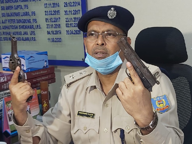 हथियार के साथ तीन अपराधी गिरफ्तार, हत्या व लूट मामले में पुलिस को थी तलाश | Ranchi Police Arrest Three criminals with weapons - Dainik Bhaskar