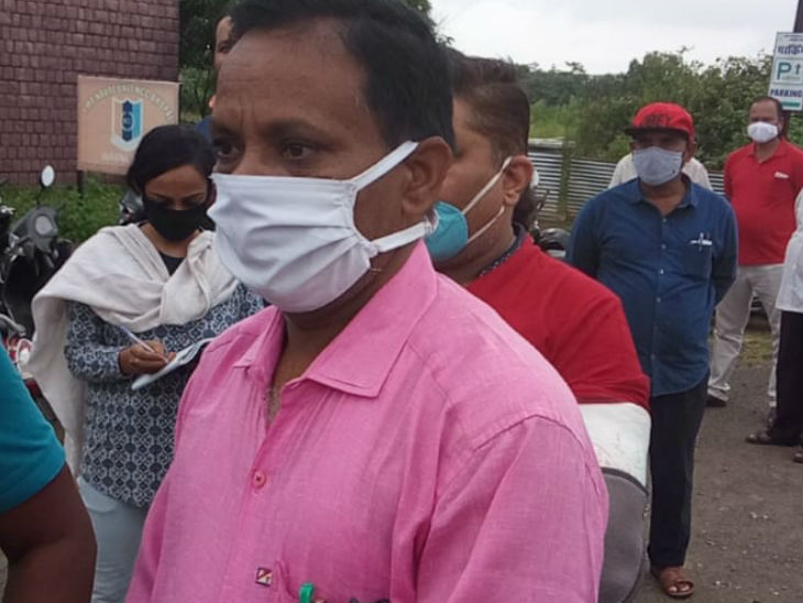 शाजापुर से दिनेश के साथ विक्रम मालवीय भी अपने बच्चों के लिए इसी तरह परेशान होते हुए परीक्षा दिलाने बाइक से पहुंचे।