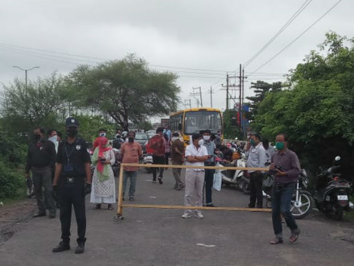 अभिभावकों को इसी तरह कैंपस के बाहर रोक दिया गया। यह केंद्र भोपाल के अयोध्या बाइपास स्थित कॉलेज का है।