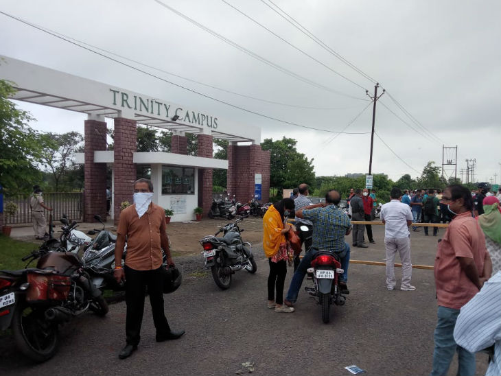 कैंपस के बाहर बैठने की व्यवस्था नहीं होने के कारण अभिभावक सड़क पर ही खड़े होने को मजबूर हुए।