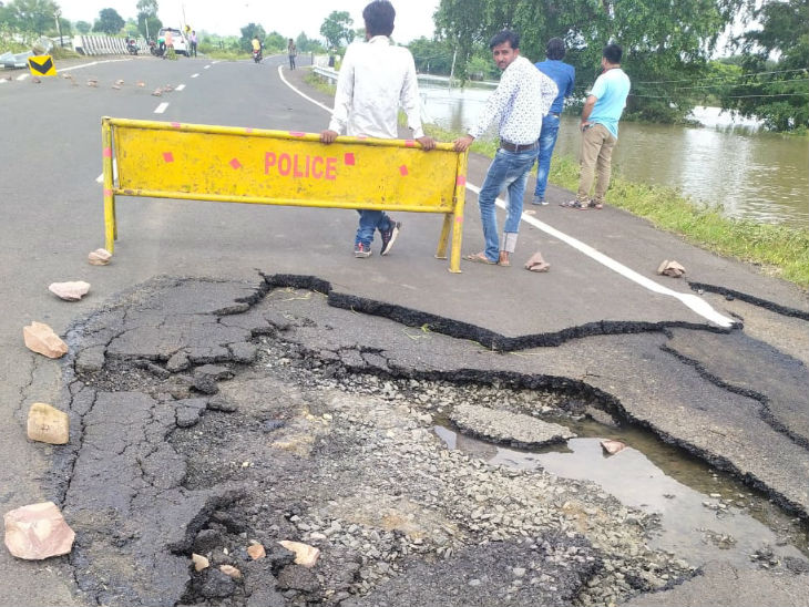 रायसेन में बाढ़ का पानी खिसका तो सांची रोड की टूटी सड़क सामने आ गई।