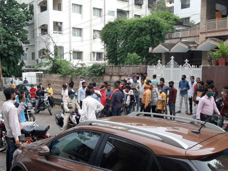 होटल के बाहर खड़ी भीड़। यहां पुलिस लोगों को मौके से हटा रही है।