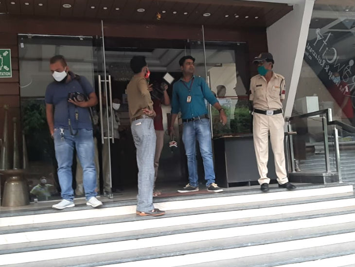 होटल में बाहरी व्यक्ति के प्रवेश को रोका गया है। यहां बच्चों के बारे में जानकारी ली जा रही है।