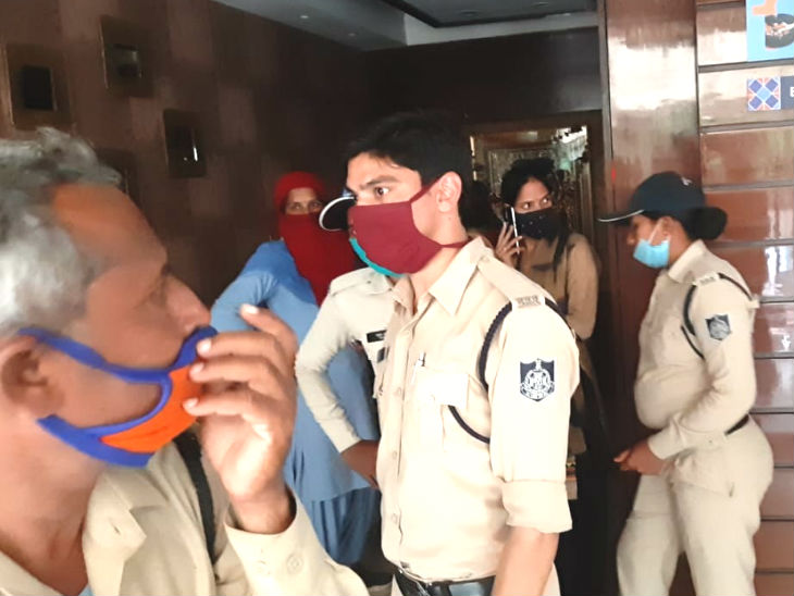 पुलिस ने मौके पर पहुंचकर हिंदूवादी संगठन के लोगों को बाहर निकाला और होटल प्रबंधन से जानकारी ली।