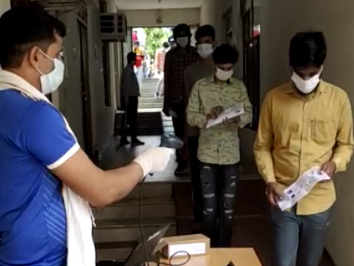 सीकर में भी परीक्षा देने पहुंचे स्टूडेंट्स।