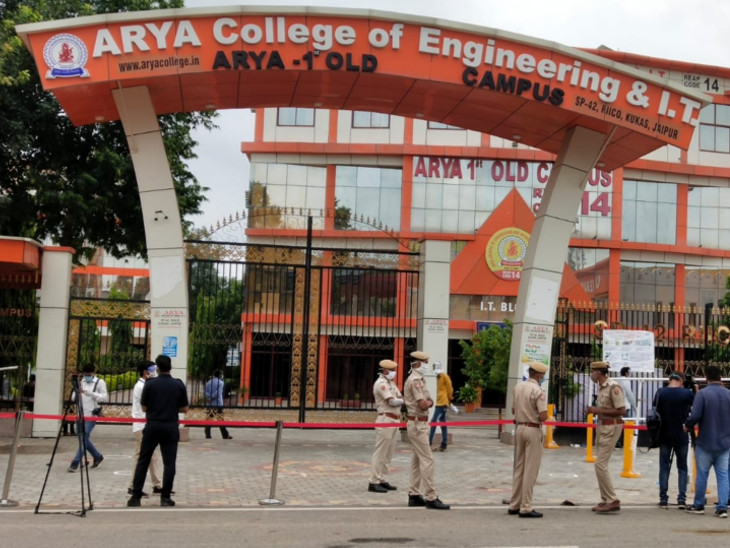 स्टूडेंट्स काे लेकर आने वाले व्हीकल काे सेंटर से 20 मीटर दूर रखा गया।