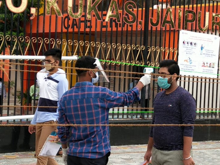 सेंटर में जाने से पहले सभी की थर्मल स्कैनिंग की गई।