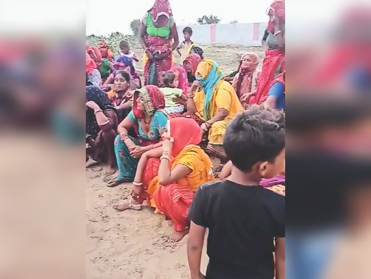 युवती और युवक के कपड़े उतरवाते समय बड़ी संख्या में महिलाएं भी वहां मौजूद थीं, लेकिन किसी ने विरोध नहीं किया।