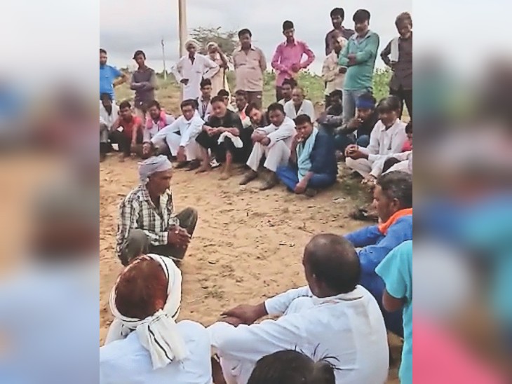 वीडियो वायरल होने के बाद चाची-भतीजे को सजा सुनाने सीकर जिले के सोला गांव में इकट्ठा हुए खाप पंचायत के लोग।