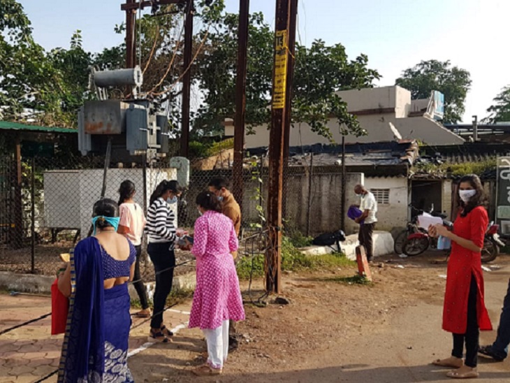रायपुर स्थित एग्जाम सेंटर में अंदर जाने से पहले सभी डॉक्यूमेंट और जरूरी चीजों की जांच करते स्टूडेंट्स और उनके परिजन।