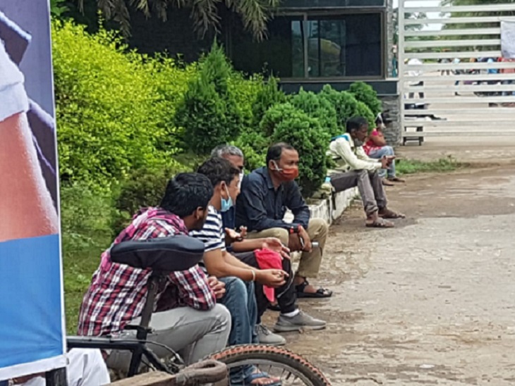 स्टूडेंट्स को परीक्षा देने अंदर चले गए हैं और बाहर बैठकर परिजन अब परीक्षा खत्म होने का इंतजार कर रहे हैं। परीक्षाएं दो पाली में सुबह 9 बजे से और अपराह्न 3 बजे से हो रही हैं।