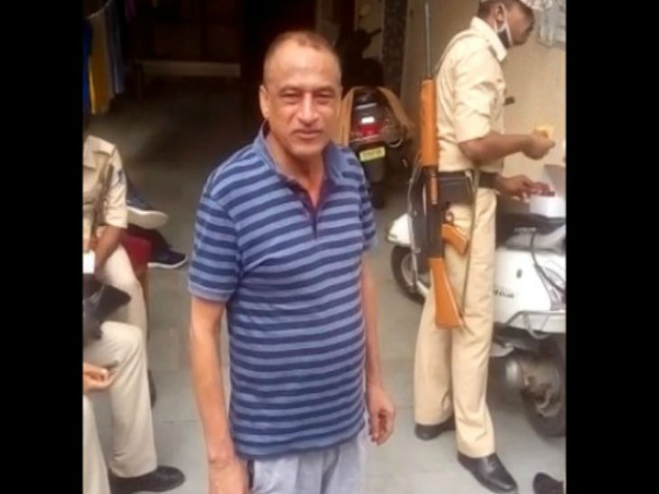 खन्ना का तबादला दो महीने पहले इंदौर से हुआ था।