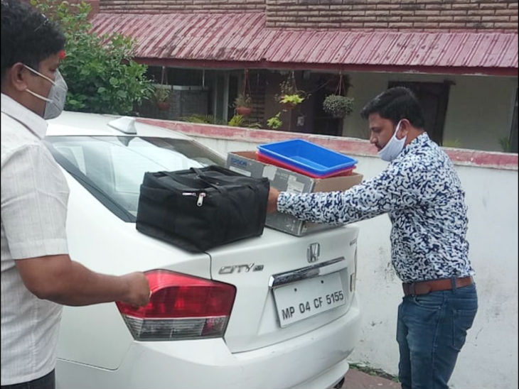 टीम ने काले धन के कई दस्तावेज जब्त किए।