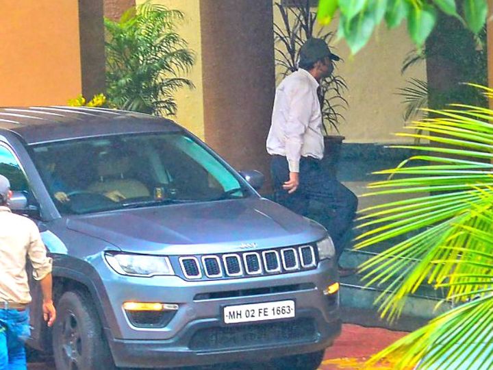 रिया के पिता गुरुवार को लगातार तीसरे दिन सीबीआई ऑफिस पहुंचे हैं।-फाइल फोटो