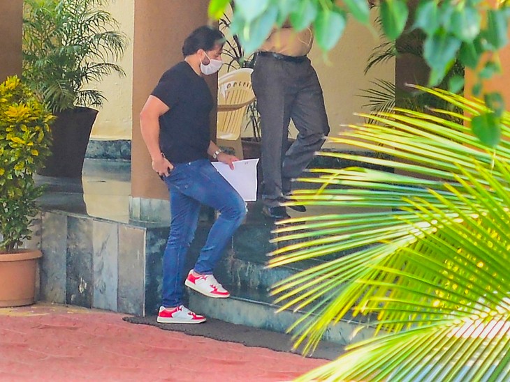 बंटी सजदेह 12 बजे सीबीआई के दफ्तर पहुंचे।