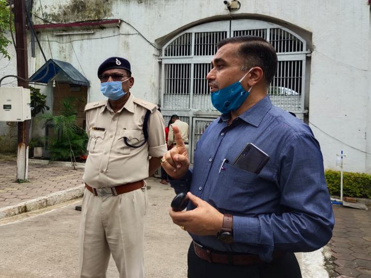 डीआईजी पांडे के साथ जेलर केके कुलश्रेष्ठ।