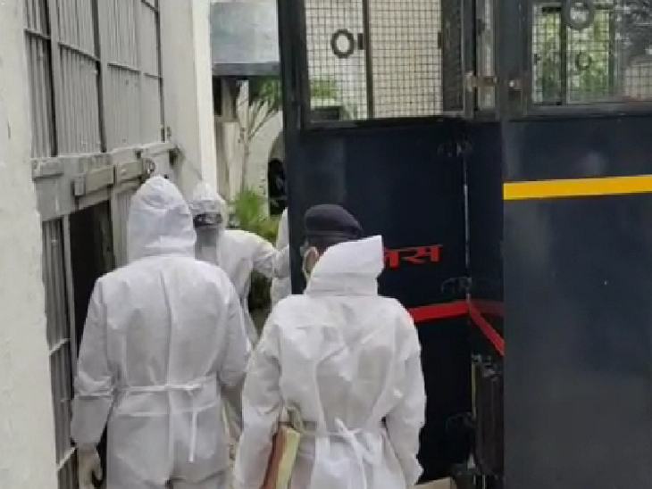 पुलिसकर्मियों ने पीपीई किट पहनकर कैदियों को अस्थाई जेल तक छोड़ा।