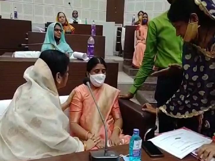 माया त्रिवेदी सहित अन्य सदस्यों सांत्वना दी।