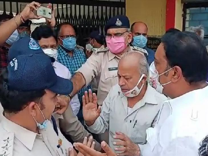 सांवेर थाने में बड़ी संख्या में कांग्रेसी गिरफ्तारी देने पहुंचे।