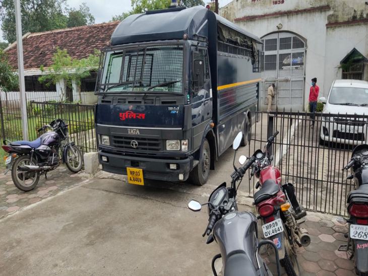 जिला जेल से कैदियों को अस्थाई जेल भेजा गया।