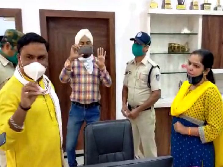 अभिभावकों ने कहा कि कोरोना के कारण पहले ही हालत पतली है।