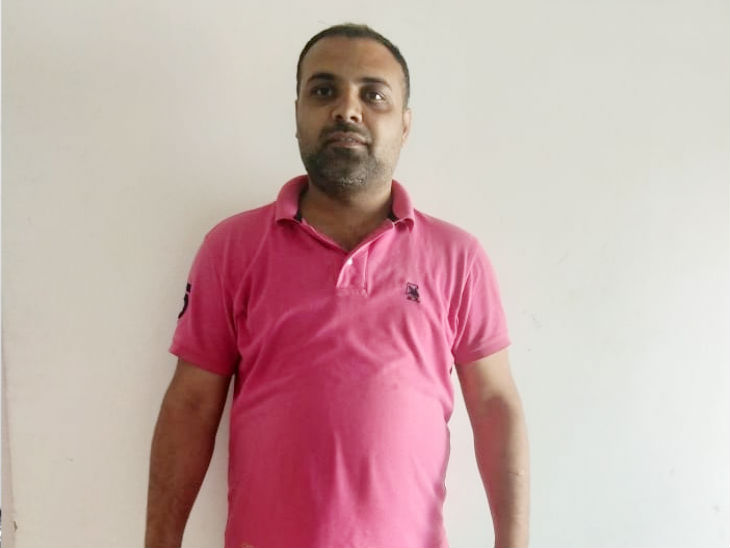 ठगी के मामले में दूसरा आरोपी अनिरुद्ध चौकसे। मामले के दोनों आरोपी पुलिस की गिरफ्त में हैं।