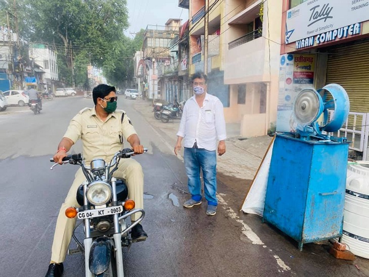रायपुर के वार्ड 43 से पार्षद जितेंद्र अग्रवाल सैनिटाइजर मशीन के साथ। शादी में काम आने वाले पंखे को नया रूप देकर सेवा कर रहे थे। अब खुद संक्रमित हो गए हैं।