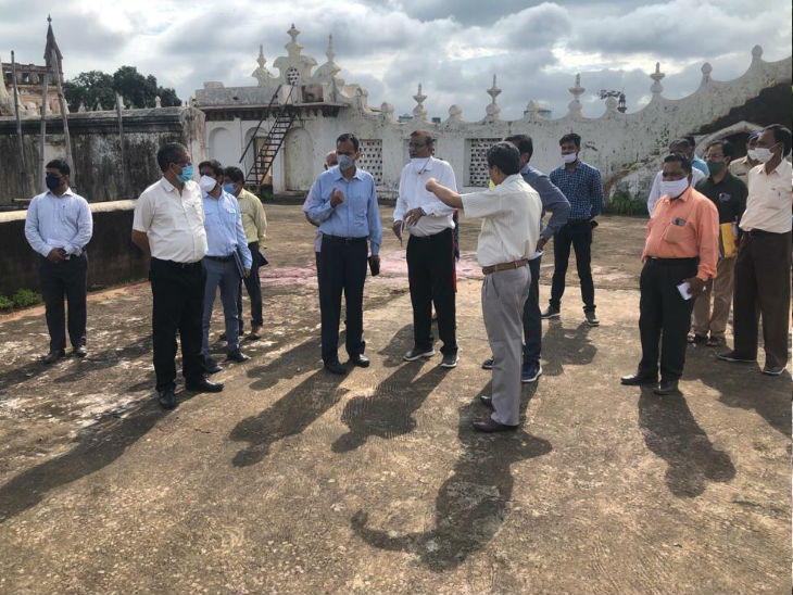 सदर मंजिल का निरीक्षण करने पहुंची। टीम ने यहां किए गए रेस्टोरेशन के काम को देखा।