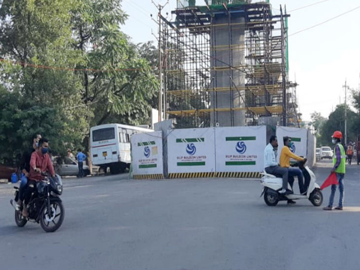 मेट्रो प्रोजेक्ट के निर्माण को लेकर एमपी नगर से मैदा मिल रोड को बंद कर दिया गया है।