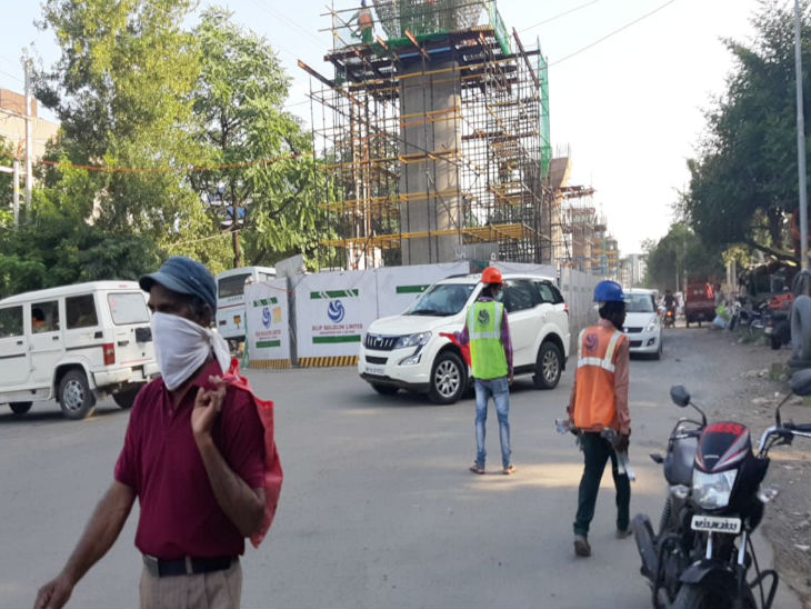 लोगों को समझाइश दी जा रही है कि यहां से रोड बंद है और आपको अरेरा हिल्स की तरफ से जाना पड़ेगा।