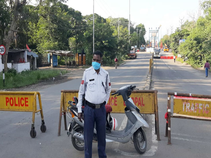 ट्रैफिक पुलिस का जवान भी लोगों को रोककर दूसरी तरफ से जाने के लिए अनुरोध कर रहा है।