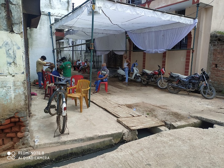 पूर्व पार्षद प्रीतम ठाकुर का कहना है कि पूरा परिवार कोरोना संक्रमित है। इसके बाद भी पंडाल लगाकर श्राद्ध भोज देने की तैयारी की जा रही है। न पुलिस को दिख रहा है, न निगम की टीम को।