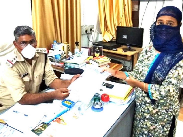 पैरेंट्स ने आयोग और सिटी कोतवाली में शिकायत दी है। इसमें एसोसिएशन के अध्यक्ष मुकेश शाह और सचिव राजीव गुप्ता पर एफआईआर दर्ज करने व कार्रवाई की मांग की है।