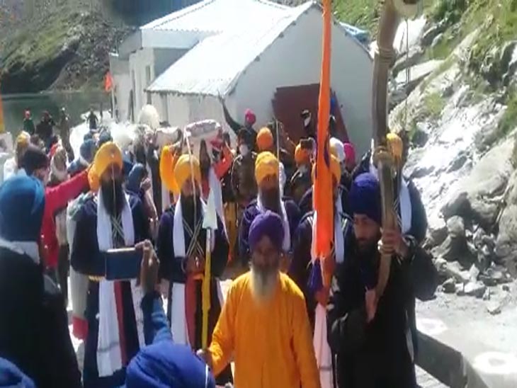 पंज प्यारों की अगुवाई में संगत पवित्र स्थान पर पहुंची