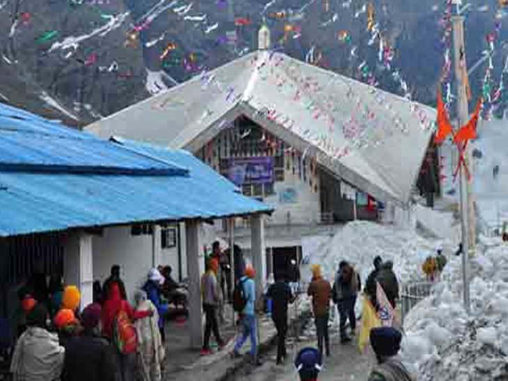 गुरूद्वारा हेमकुंड साहिब में संगतों ने पहली अरदास में हिस्सा लिया। फाइल फोटो