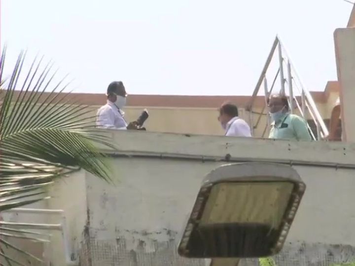 सुशांत के बंगले पर जांच करती सीबीआई और एम्स की टीम।