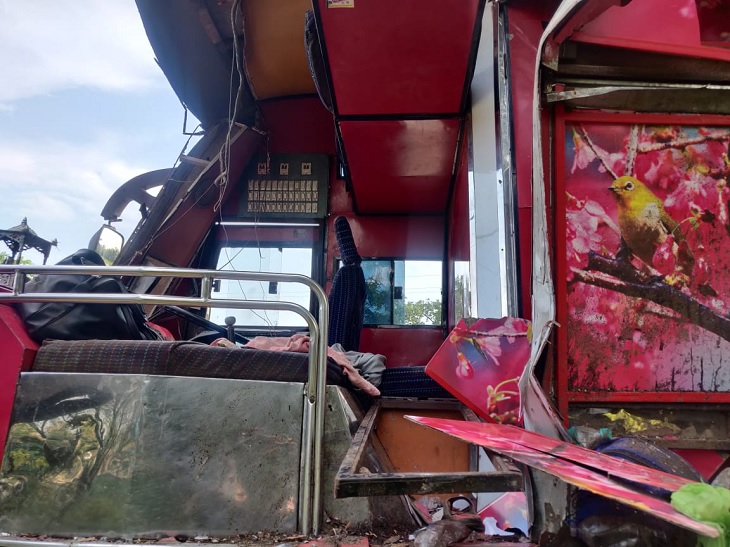 टक्कर इतनी जोरदार थी कि बस में आगे बैठे एक मजदूर का शव ट्रक ड्राइवर के केबिन के ऊपर मिला है।