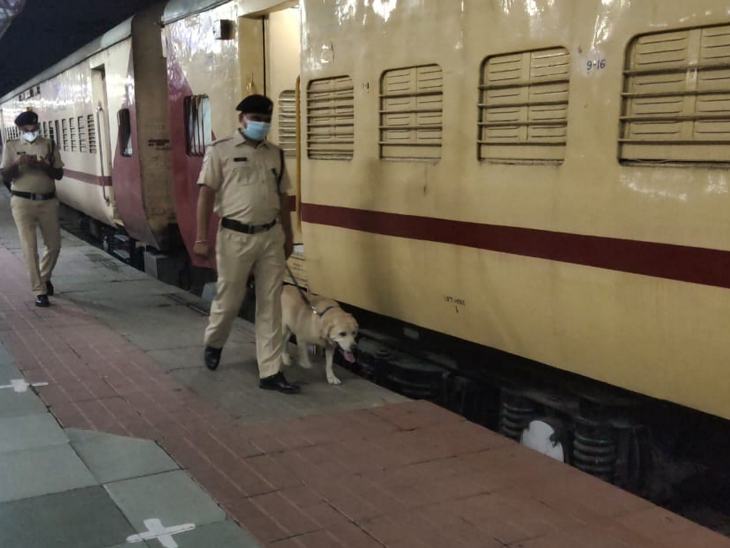ट्रेन की ज्यादातर खिड़कियां बंद ही रहीं।