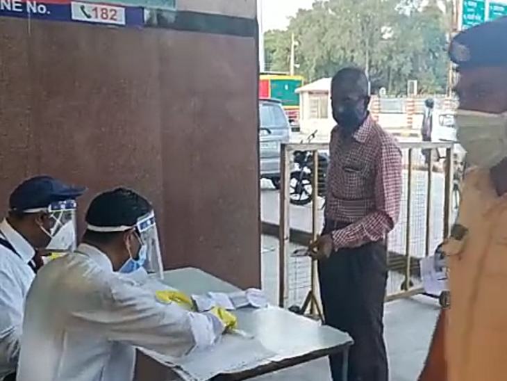 सबसे पहले टिकट चेक किए गए।