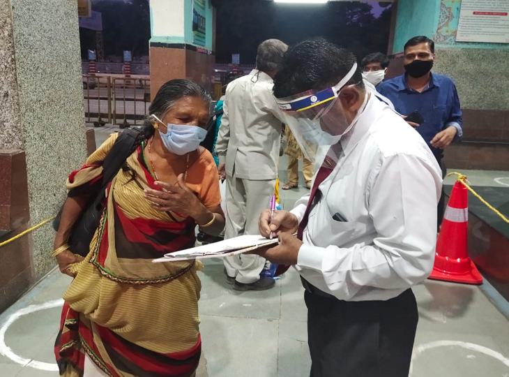 कर्मचारी लाेगाें की मदद को लगे रहे।