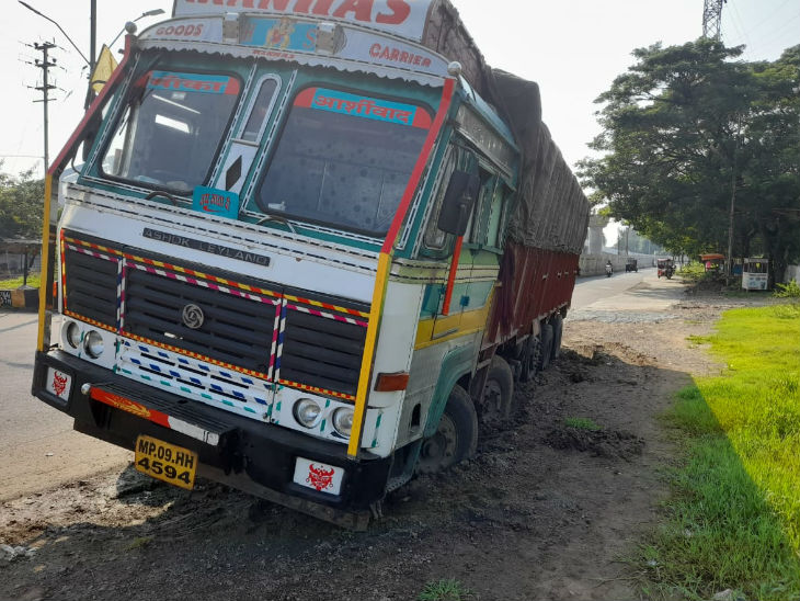 ड्राइवर ट्रक को मौके पर ही छोड़कर गायब हो गया।