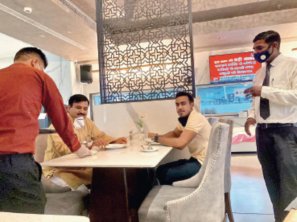 ग्राहक जावरा से होटल पहुंचे।