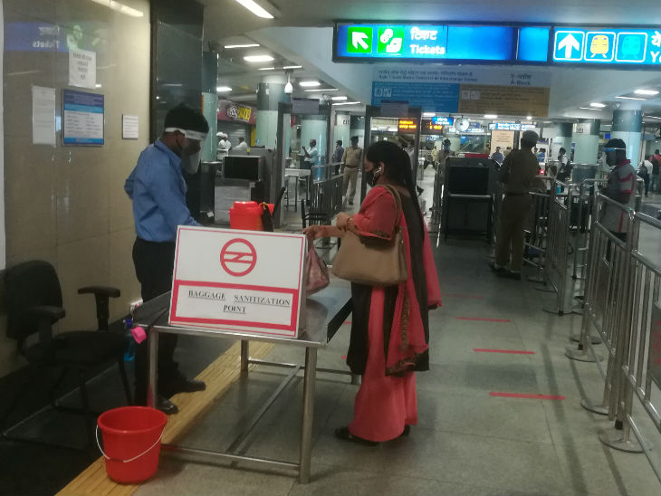 यात्रियों के सामान की भी जांच की गई।