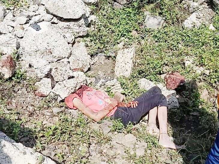 बच्ची को इस तरह से सिर कुचलने के बाद पत्थरों से ढंक दिया था।