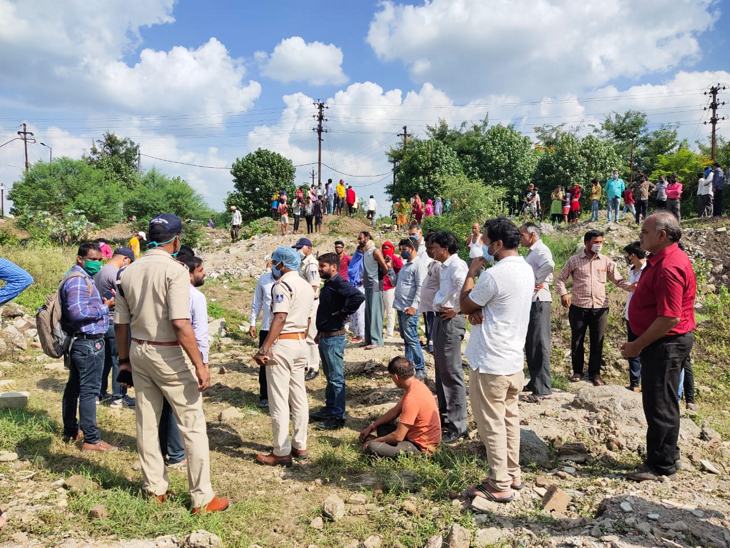 काफी तलाशने के बाद बच्ची मृत मिली।