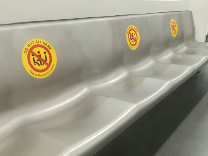 मेट्रो के अंदर सीटें खाली ही रही।