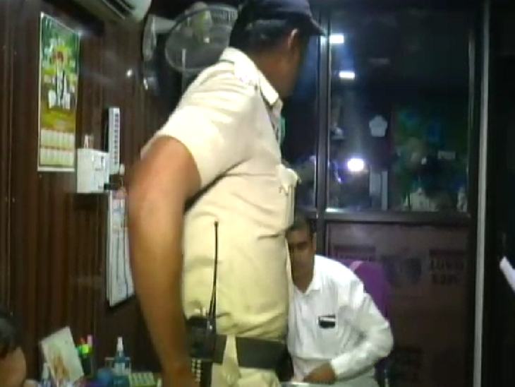 पुलिस पहुंची तो चोरी का मामला सामने आया।