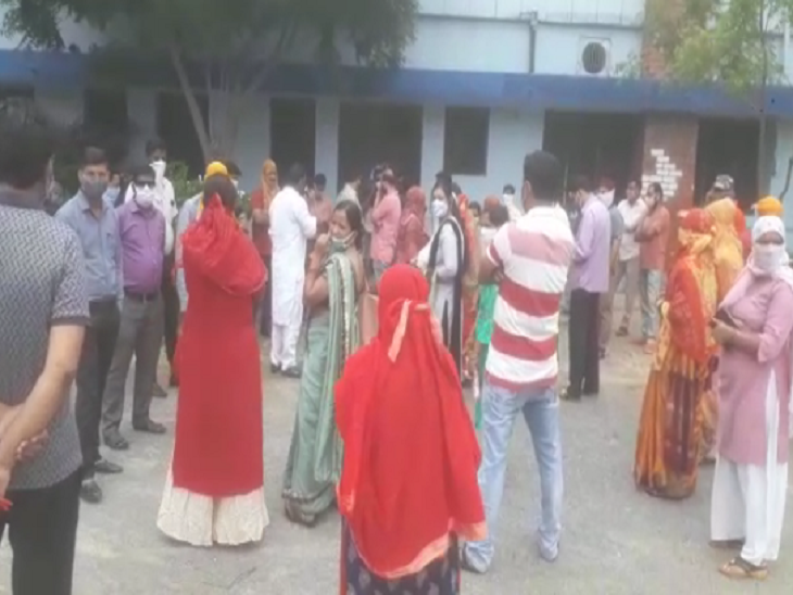 फोटो पेंशन बाड़ी के स्कूल की है। पालकों से मिलने काफी देर तक स्कूल की तरफ से कोई राजी नहीं हुआ। पैरेंट्स ने कहा जब कोई गलत वसूली नहीं तो बात करने से क्यों पीछे हट रहा स्कूल प्रबंधन।